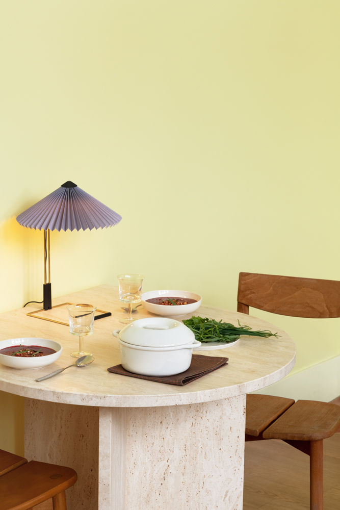 Table dressée, au centre la cocotte Bombance et en arrière-plan une lampe designée par Inga Sempé
